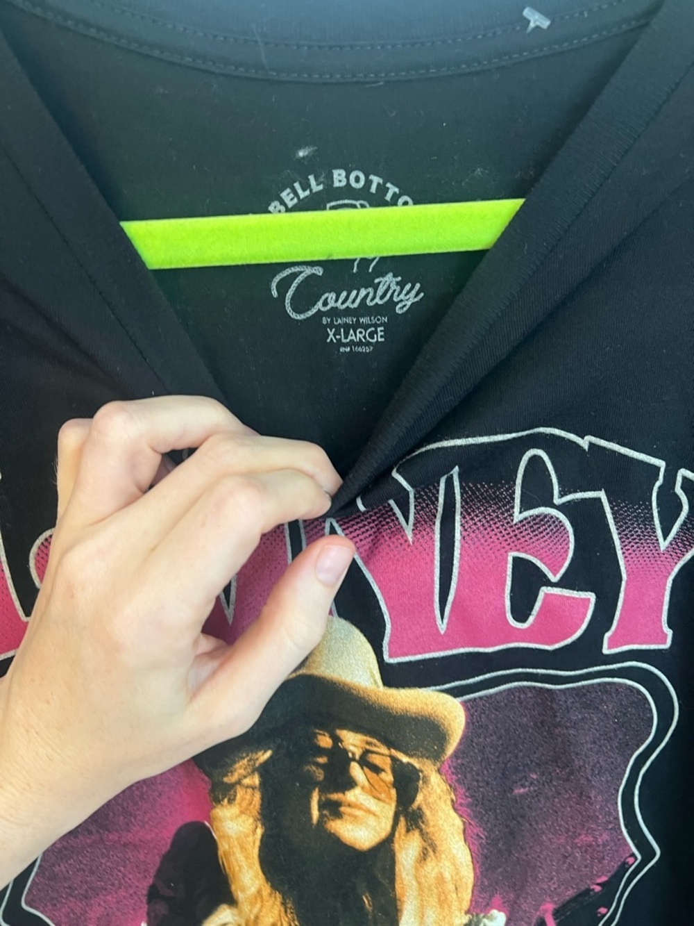 Lainey Wilson Graphic Tee in Black with Pink Accents concert T shirt LONG - Picture 4 of 4